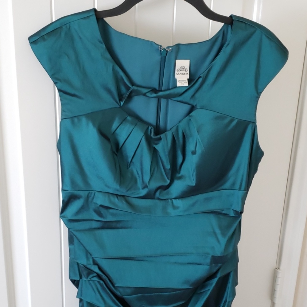 Dress - Picture 2 of 4